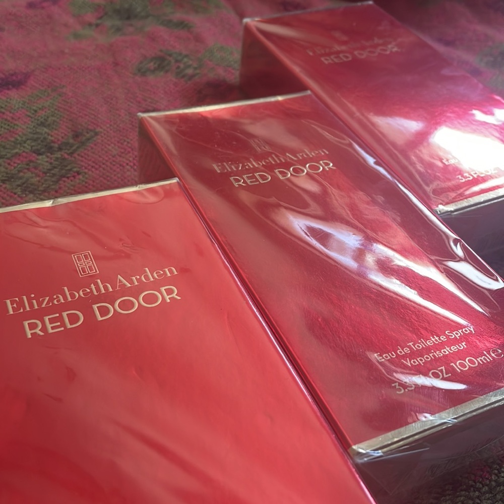 Red Door (Elizabeth Arden) Perfume Fragrance - Picture 2 of 5